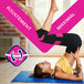 Femme faisant du yoga sur un tapis, illustrant l&