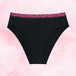 Culotte menstruelle Pack Bloody Lovely, modèle High Leg, offrant un ajustement parfait pour flux légers et modérés. Design noir avec bordures roses.