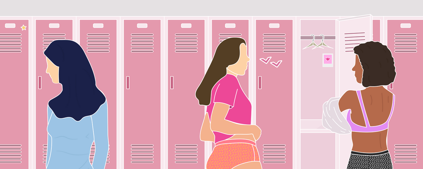 Un groupe de filles dans les vestiaires de l'école en train de se préparer pour un cours de sport. Certaines portent déjà des tenues de sport, d'autres sont en train de se changer pour une tenue de sport et portent des culottes menstruelles.