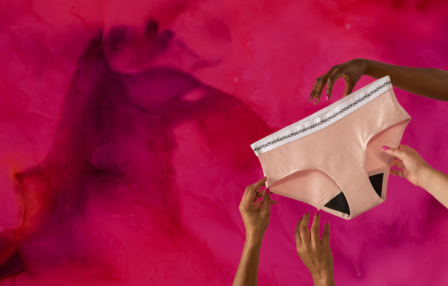 Gros plan sur quatre mains tenant une culotte menstruelle rose Nana sur un fond rose.
