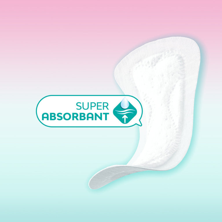 Protège-lingerie Nana PureSensitive™ Régulier en gros plan, conçu pour peaux sensibles avec technologie Courb-V™ pour confort et absorption optimale.