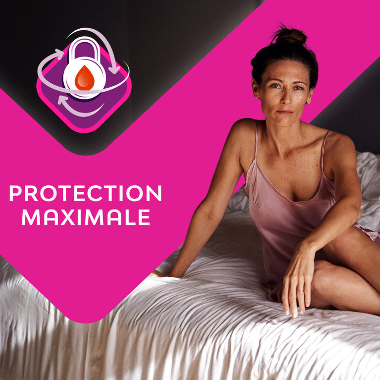 Femme assise sur un lit, portant un débardeur, illustrant les Serviettes Nana PureSensitive™ Ultra Régulier 3x14, conçues pour confort et protection sans allergènes.