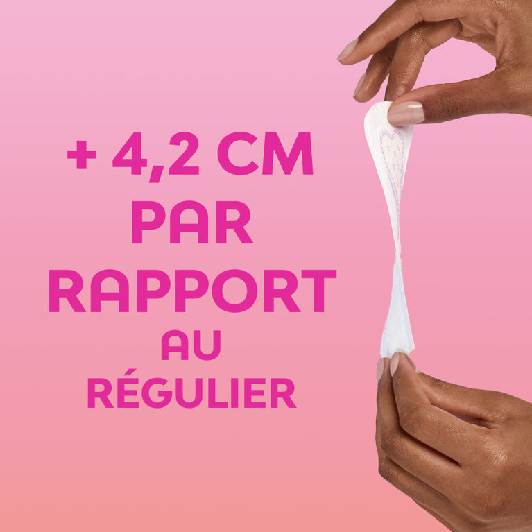 Protège-lingerie Nana Dailies Extra Long tenu dans une main, illustrant sa longueur supplémentaire et son ajustement confortable grâce à la technologie Courb-V™.