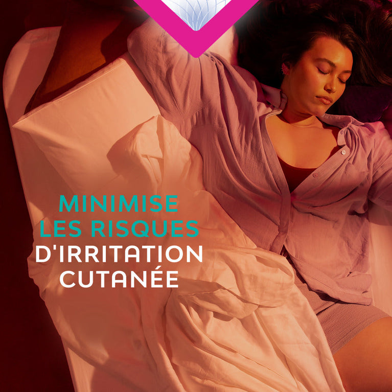 Femme dormant, illustrant le confort des Serviettes Nana PureSensitive™ Ultra Régulier 3x14, conçues pour la sensibilité avec efficacité et protection sans allergènes ni parfum.