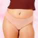 Pack Essentielle Brazilian: gros plan sur une culotte menstruelle coupe brésilienne.