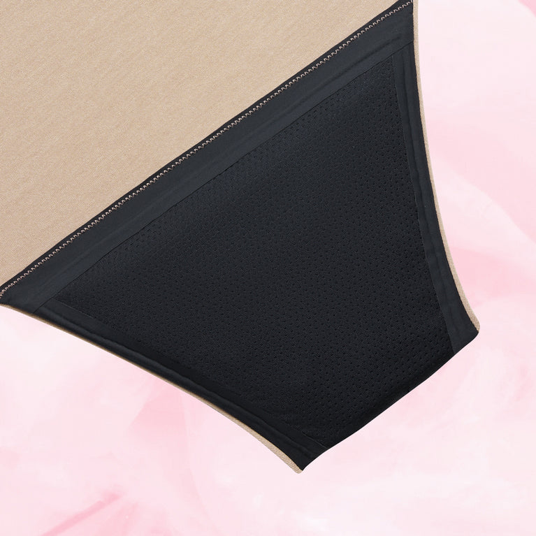 Culotte menstruelle Confort Premium Brazilian Heavy, forme triangle noire et tan, offre protection discrète et confortable, avec technologie TriTech pour flux abondant.