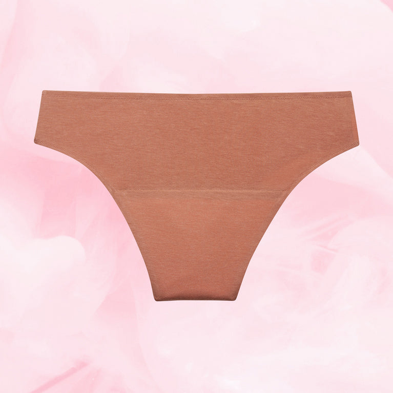 Culotte menstruelle Confort Premium Brazilian Heavy, coupe haute aux jambes, discrète et lavable, offrant protection fiable avec technologie TriTech Performance.