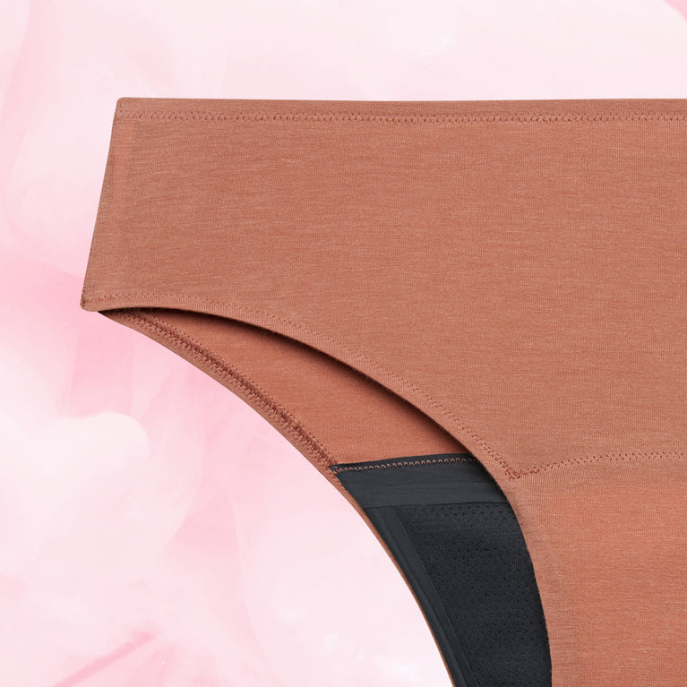 Culotte menstruelle Confort Premium Brazilian Heavy de Nana™ en gros plan, mettant en avant sa coupe haute et protection discrète pour flux abondant.