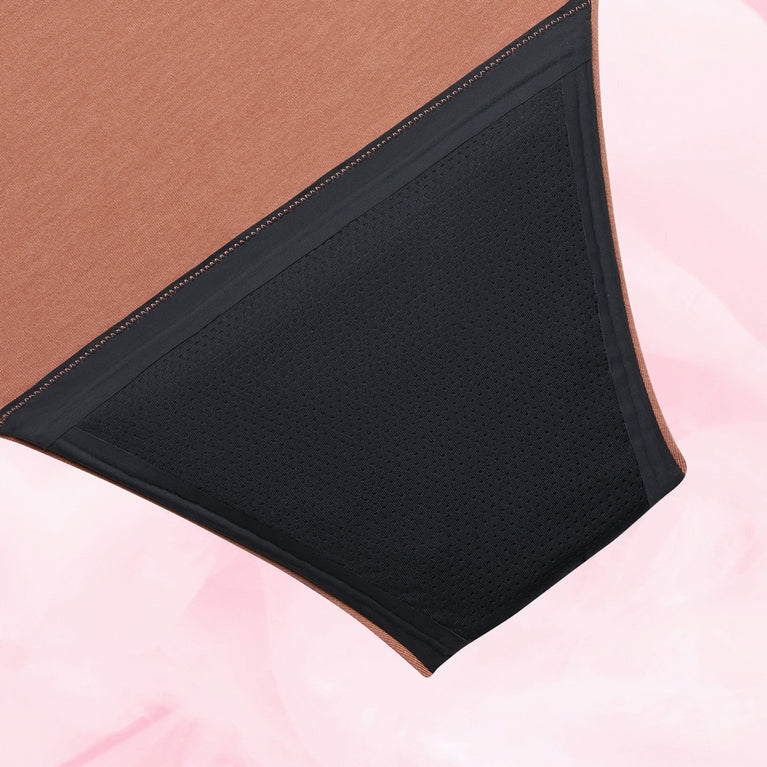 Culotte Menstruelle Confort Premium Brazilian Heavy, sous-vêtement triangulaire offrant protection périodique discrète et confortable, coupe haute jambes, bas sur hanches.