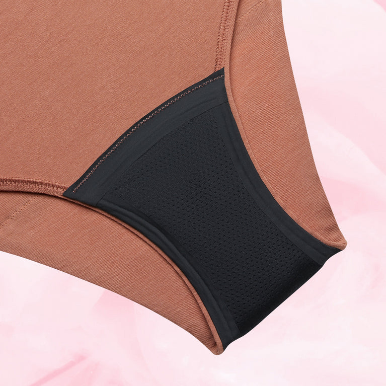 Culotte menstruelle Confort Premium Brazilian Heavy en gros plan, montrant une bordure noire et tissu multicouche pour protection fiable et élégance discrète.