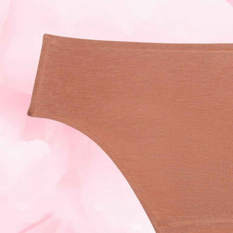 Culotte Menstruelle Confort Premium Brazilian Light, gros plan sur le tissu marron, montrant la coupe légèrement haute et les bords élégants pour un confort optimal.