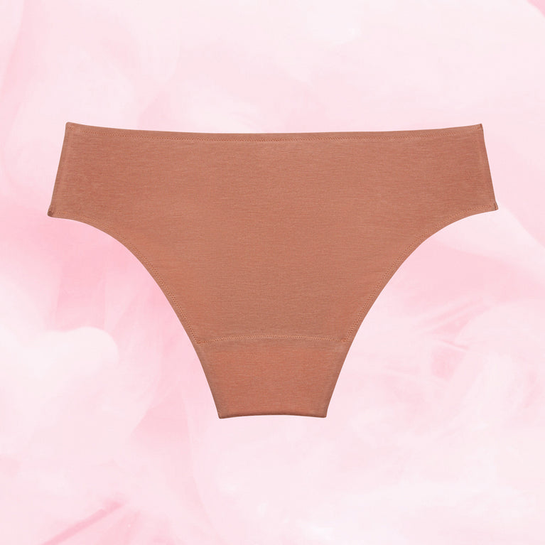 Culotte menstruelle Confort Premium Brazilian Light offrant protection fiable, visible sur fond uni. Soulignement discret de la silhouette avec technologie TriTech pour confort optimal.