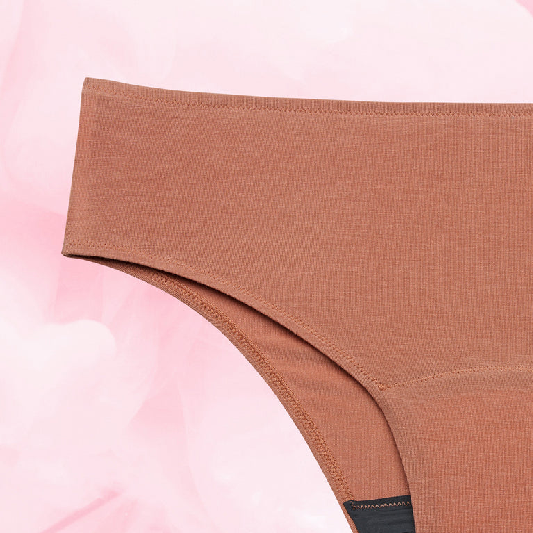 Culotte menstruelle Confort Premium Brazilian Light, gros plan sur la texture et la couture, offrant protection discrète et confort grâce à la technologie TriTech Performance.