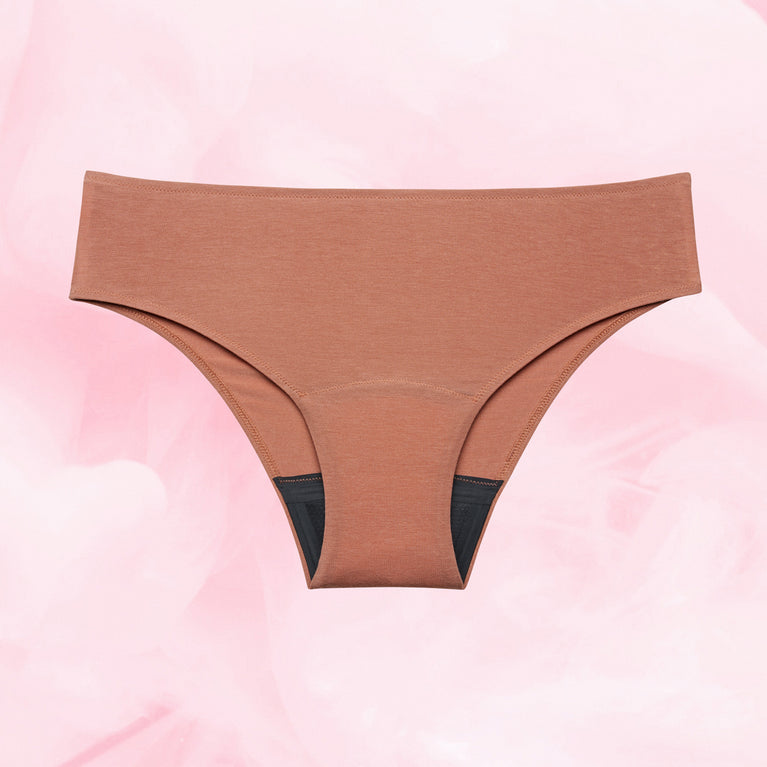 Culotte Menstruelle Confort Premium Brazilian Light, sous-vêtement marron offrant une protection discrète avec technologie TriTech Performance, vue sur fond uni.