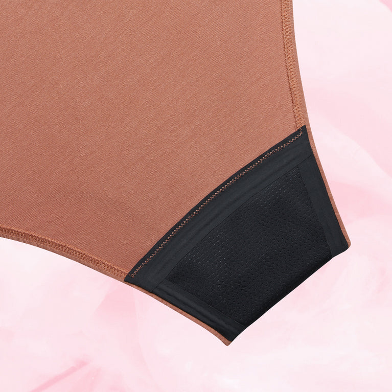 Gros plan sur la Culotte Menstruelle Confort Premium Brazilian Light, montrant le tissu avec un motif discret et des coutures précises pour un confort optimal.
