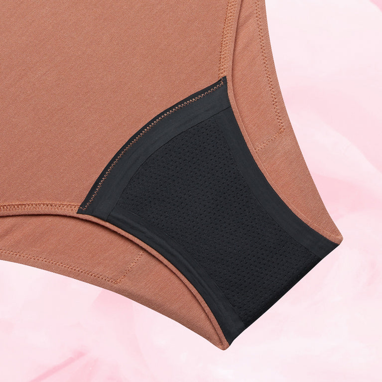 Culotte menstruelle Confort Premium Brazilian Light, gros plan sur le tissu à couture, offrant protection discrète et confort avec technologie TriTech Performance pour flux léger.