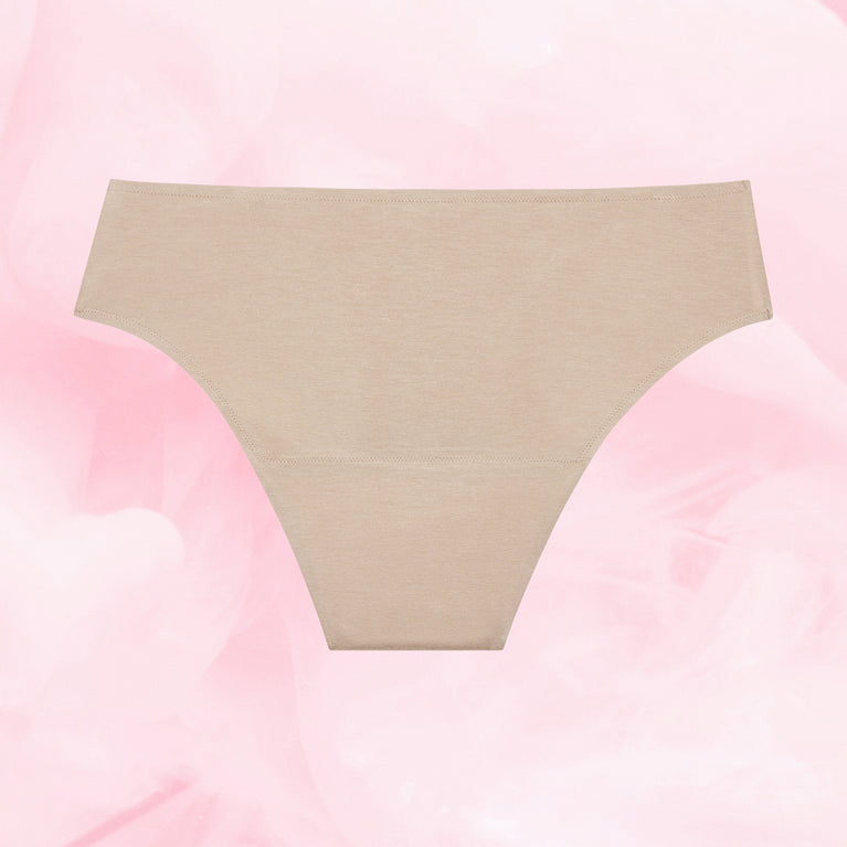 Culotte menstruelle Confort Premium Brazilian Moderate, sous-vêtement en tissu doux avec gousset multicouche pour protection périodique fiable, vue sur fond rose.