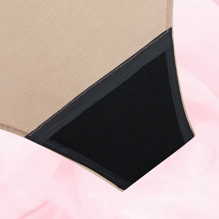 Culotte menstruelle Confort Premium Brazilian Moderate, gros plan sur tissu noir et tan, offrant protection discrète avec coupe haute sur jambes et technologie anti-fuites.