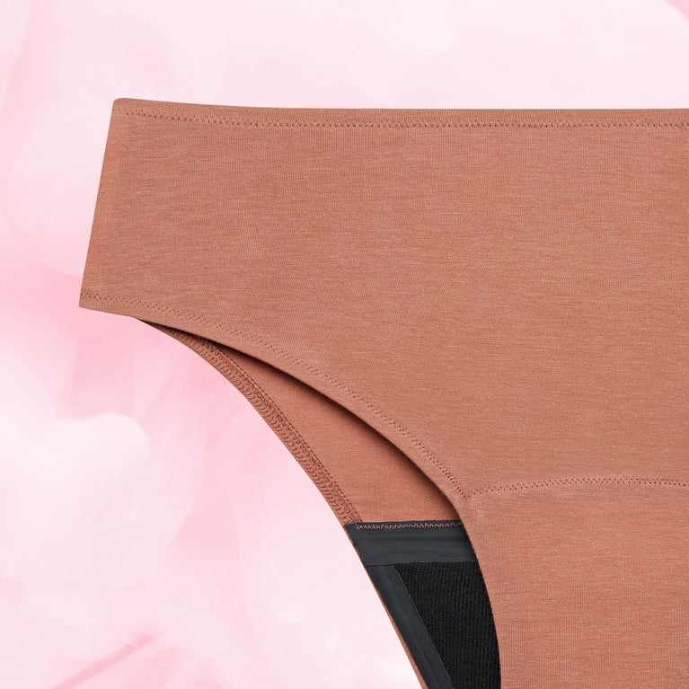 Culotte menstruelle Confort Premium Brazilian Moderate, vue rapprochée, soulignant la coupe haute et le tissu doux, offrant une protection fiable et discrète.