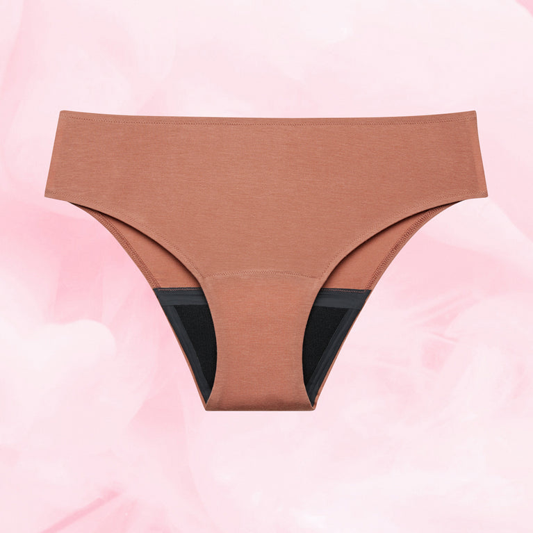 Culotte menstruelle Confort Premium Brazilian Moderate offrant discrétion et protection, avec gousset multicouche TriTech, coupe haute aux jambes, bas sur les hanches.