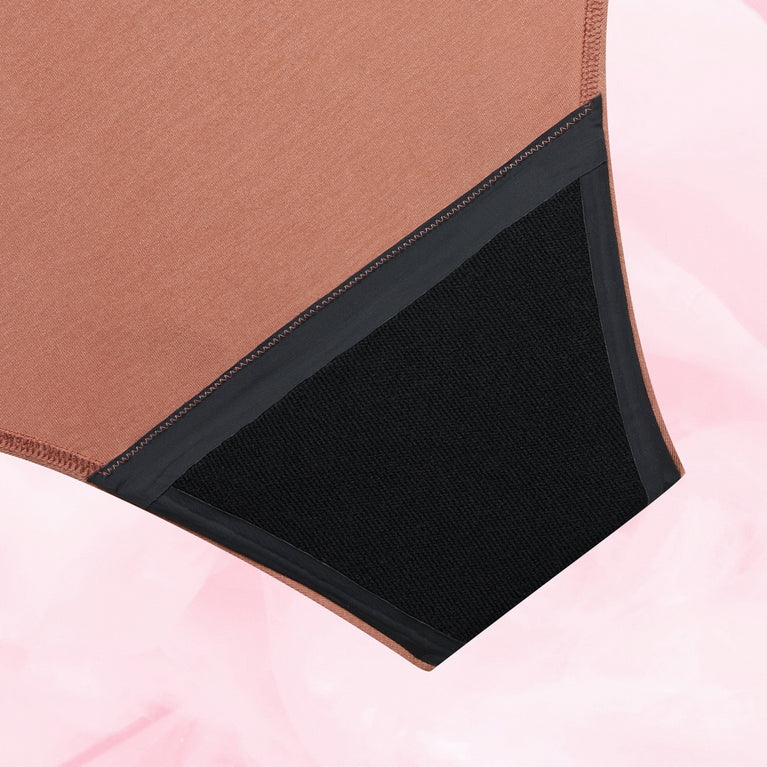 Culotte menstruelle Confort Premium Brazilian Moderate, gros plan sur le tissu, mettant en avant la coupe haute et la technologie TriTech Performance pour une protection discrète.