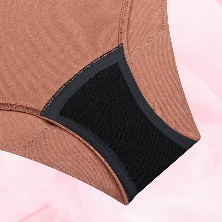 Culotte menstruelle Confort Premium Brazilian Moderate, en gros plan, montrant la coupe haute sur les jambes et le design discret, offrant protection et confort.