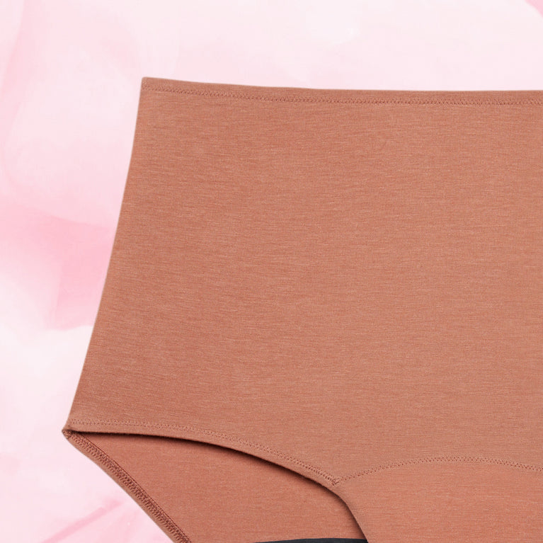 Culotte menstruelle Confort Premium High Waist Heavy, gros plan sur tissu marron doux, élégante taille haute pour confort et discrétion optimale.