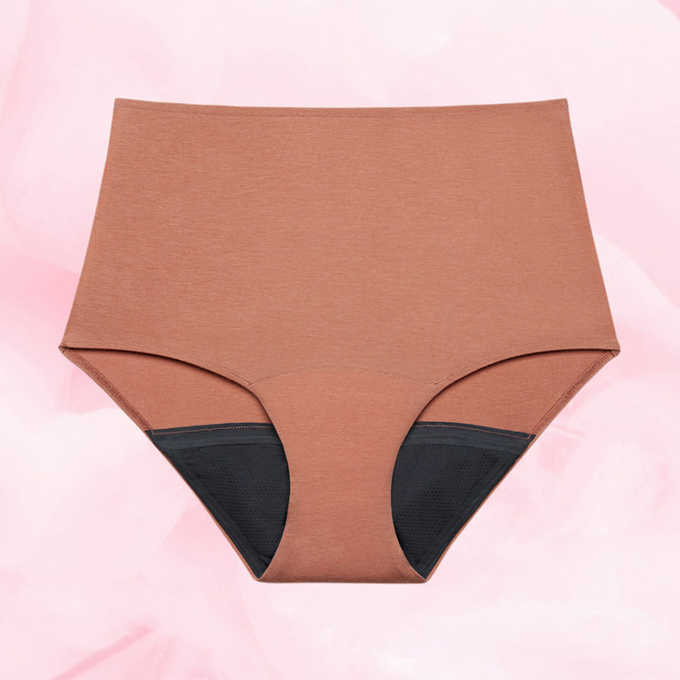 Culotte menstruelle Confort Premium High Waist Heavy, marron, élégante et discrète, avec technologie TriTech pour protection 12 heures, coupe taille haute pour effet ventre plat.