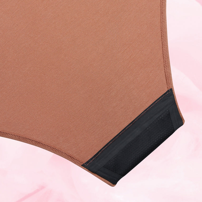 Gros plan sur le tissu doux de la culotte menstruelle Confort Premium High Waist Light, offrant une protection confortable et discrète avec technologie TriTech Performance.