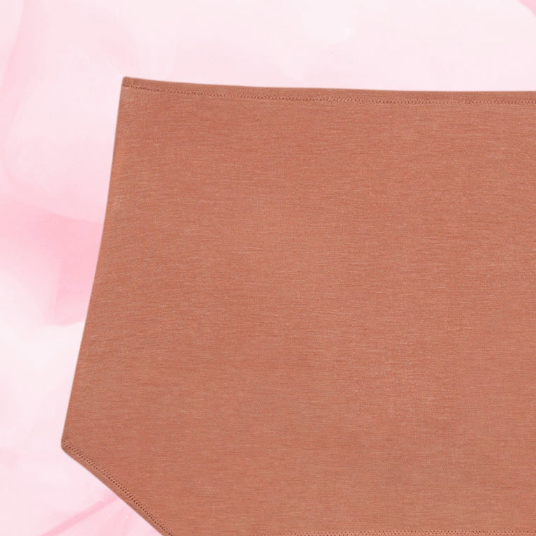 Culotte menstruelle Confort Premium High Waist Moderate, gros plan sur le tissu doux et confortable, offrant protection discrète et élégance pour un flux modéré.