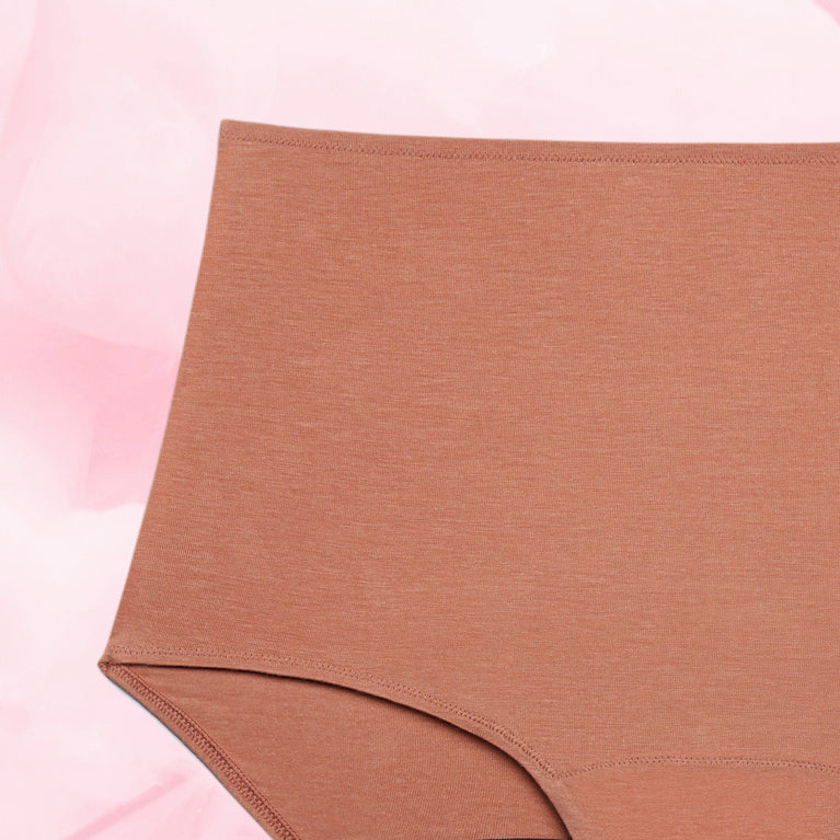 Culotte menstruelle Confort Premium High Waist Moderate, gros plan sur le tissu doux, offrant confort et discrétion avec technologie TriTech Performance pour protection jusqu'à 12 heures.
