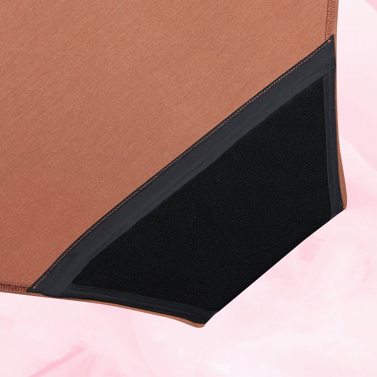 Gros plan sur le tissu doux de la culotte menstruelle Confort Premium High Waist Moderate, offrant confort et discrétion avec technologie TriTech Performance pour une protection maximale.