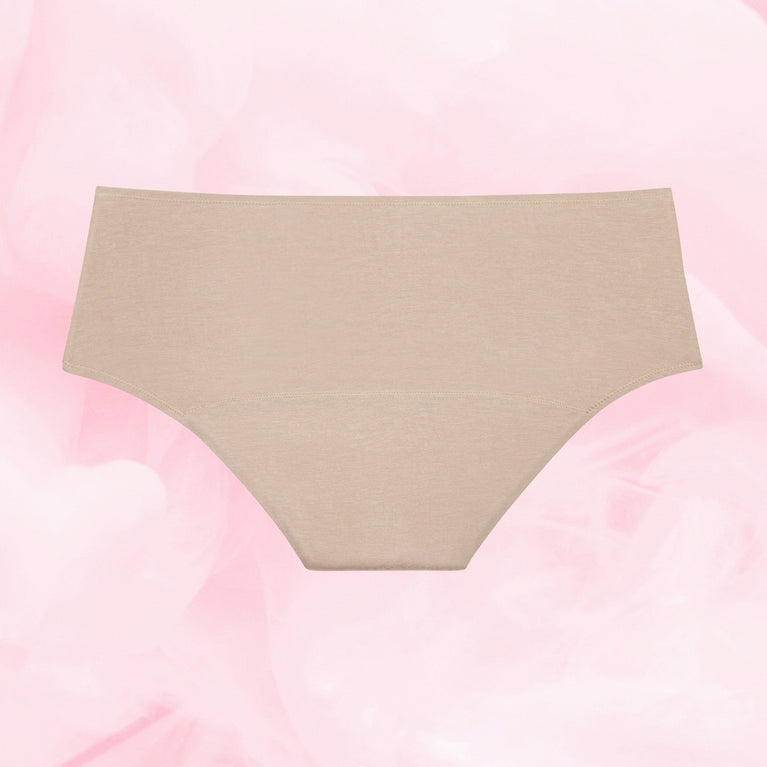 Culotte menstruelle Confort Premium Hipster Light offrant protection discrète, avec technologie TriTech Performance visible, idéale pour flux légers, sur fond rose.