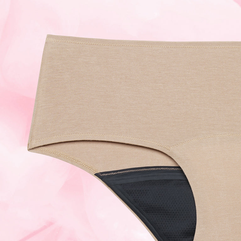 Culotte Menstruelle Confort Premium Hipster Light, gros plan sur le tissu doux et coutures précises, offrant protection discrète et confort optimal.