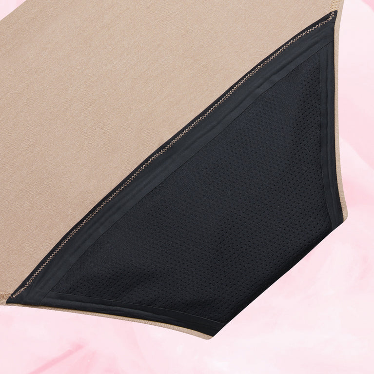 Confort Premium Hipster Light, gros plan sur le tissu doux et soyeux, conçu pour une protection menstruelle discrète et confortable grâce à la technologie TriTech Performance.