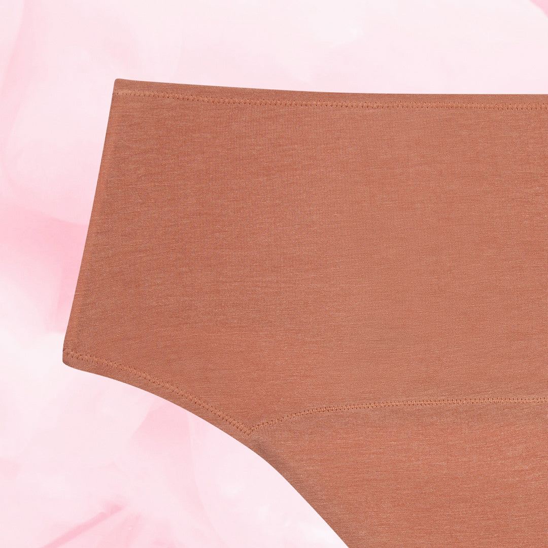 Confort Premium Hipster Light : gros plan sur une culotte menstruelle marron, tissu doux et soyeux, offrant protection et confort grâce à la technologie TriTech Performance.