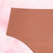 Confort Premium Hipster Light : gros plan sur une culotte menstruelle marron, tissu doux et soyeux, offrant protection et confort grâce à la technologie TriTech Performance.