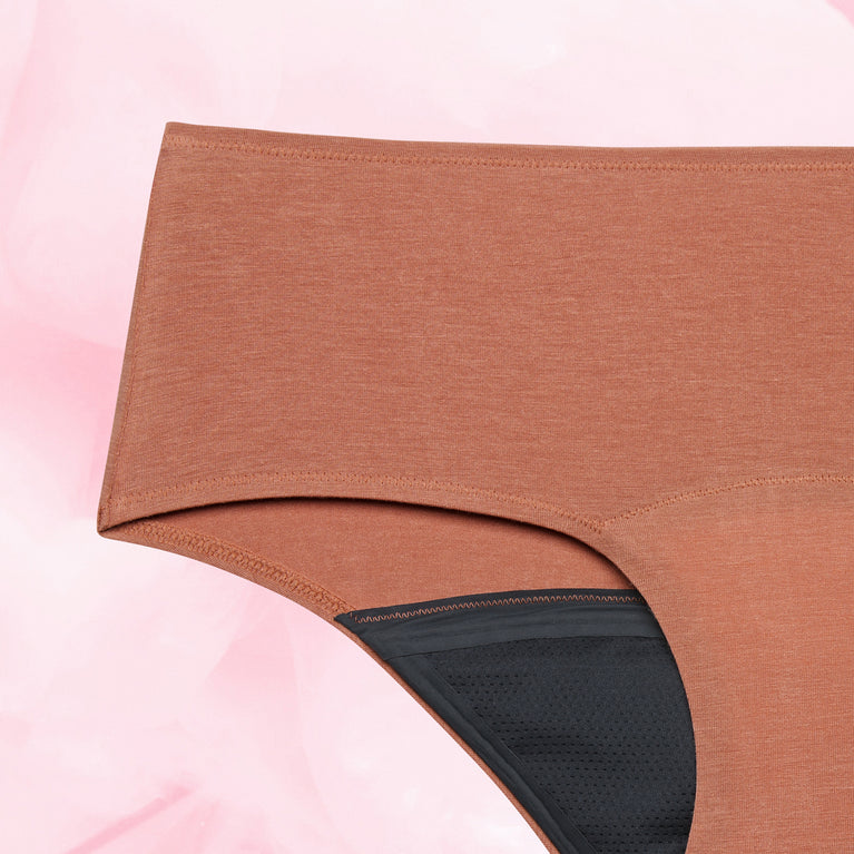 Confort Premium Hipster Heavy: gros plan d'une culotte menstruelle, tissu soyeux et couvrant, offrant protection grâce à la technologie TriTech, design discret et confortable.
