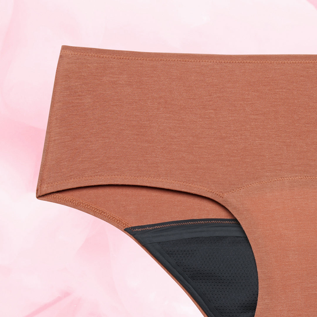 Culotte menstruelle Confort Premium Hipster Light, coupe taille basse, tissu doux et soyeux, protection multicouche intégrée pour un confort optimal pendant les règles.