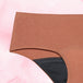 Culotte menstruelle Confort Premium Hipster Light, coupe taille basse, tissu doux et soyeux, protection multicouche intégrée pour un confort optimal pendant les règles.