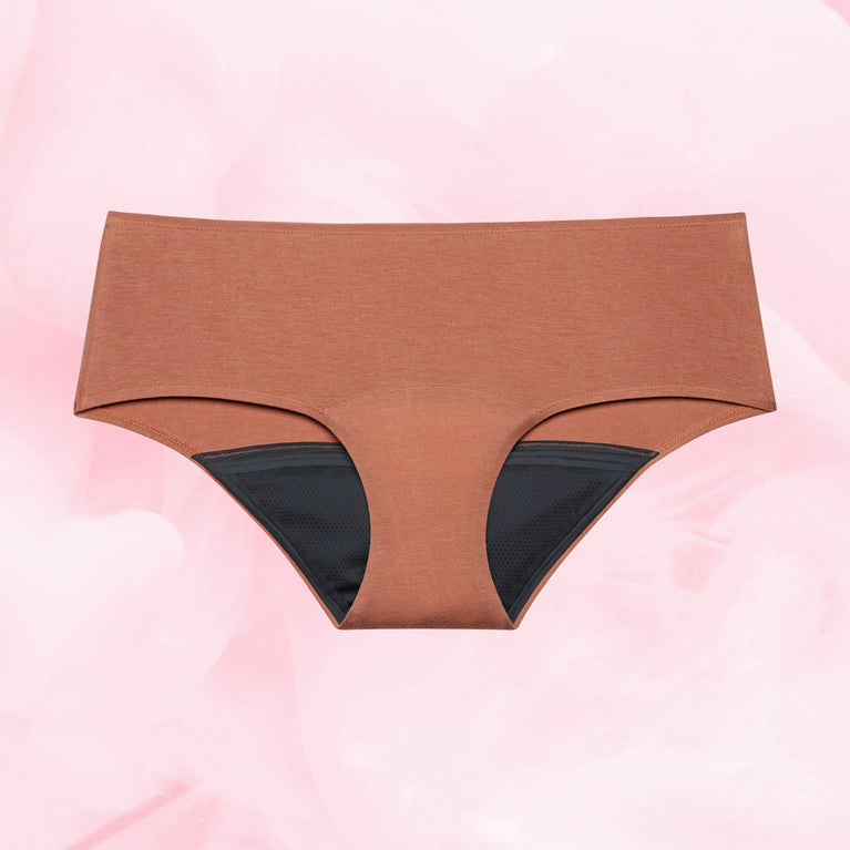 Culotte menstruelle Confort Premium Hipster Heavy, coupe taille basse, tissu doux, technologie TriTech pour protection optimale, vue de face sur fond uni.