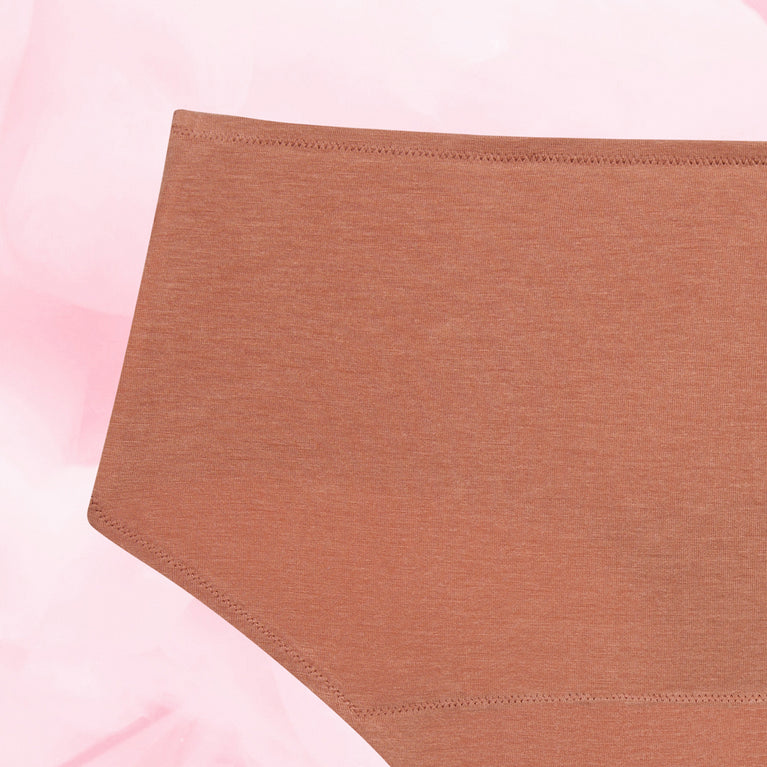 Gros plan sur la culotte menstruelle Confort Premium Hipster Moderate, mettant en évidence le tissu doux et la coupe taille basse pour un confort optimal.