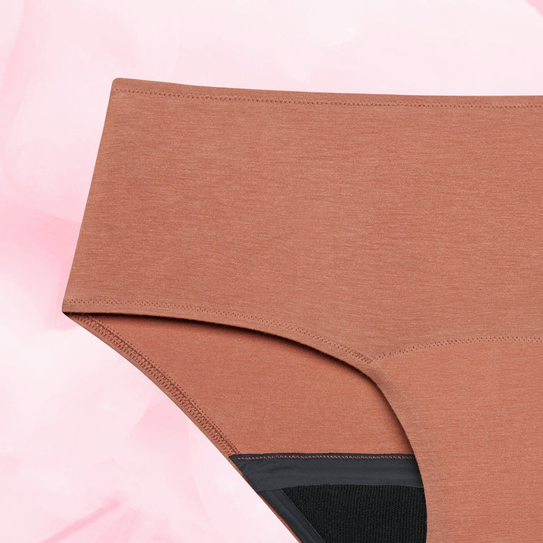 Culotte menstruelle Confort Premium Hipster Moderate en tissu doux et soyeux, offrant protection discrète avec technologie TriTech Performance pour flux modéré.