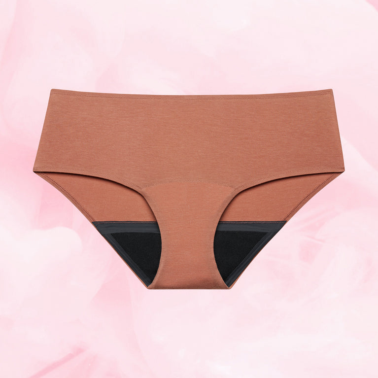 Culotte menstruelle Confort Premium Hipster Moderate, design taille basse. Tissu doux et soyeux, protection quotidienne avec technologie TriTech Performance, couleur marron.