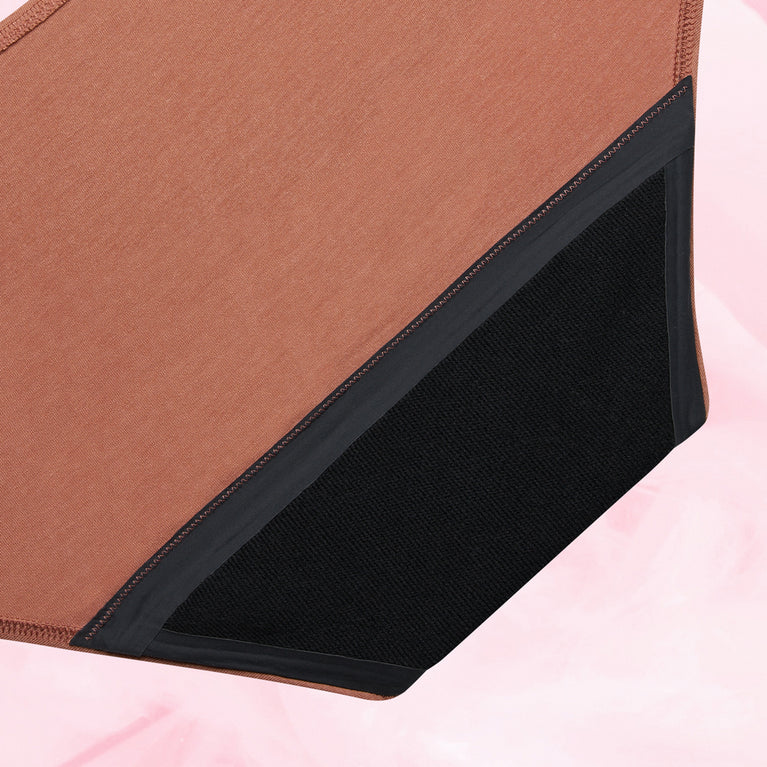 Culotte menstruelle Confort Premium Hipster Moderate, tissu doux et soyeux en gros plan, avec technologie TriTech Performance pour protection optimale pendant les règles.