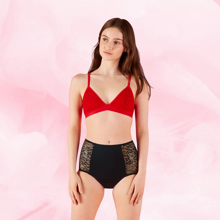 Culotte menstruelle taille haute avec dentelle fleurie, offrant confort et absorption élevée pour flux léger, modèle High Waist Floral Light par Nana™.