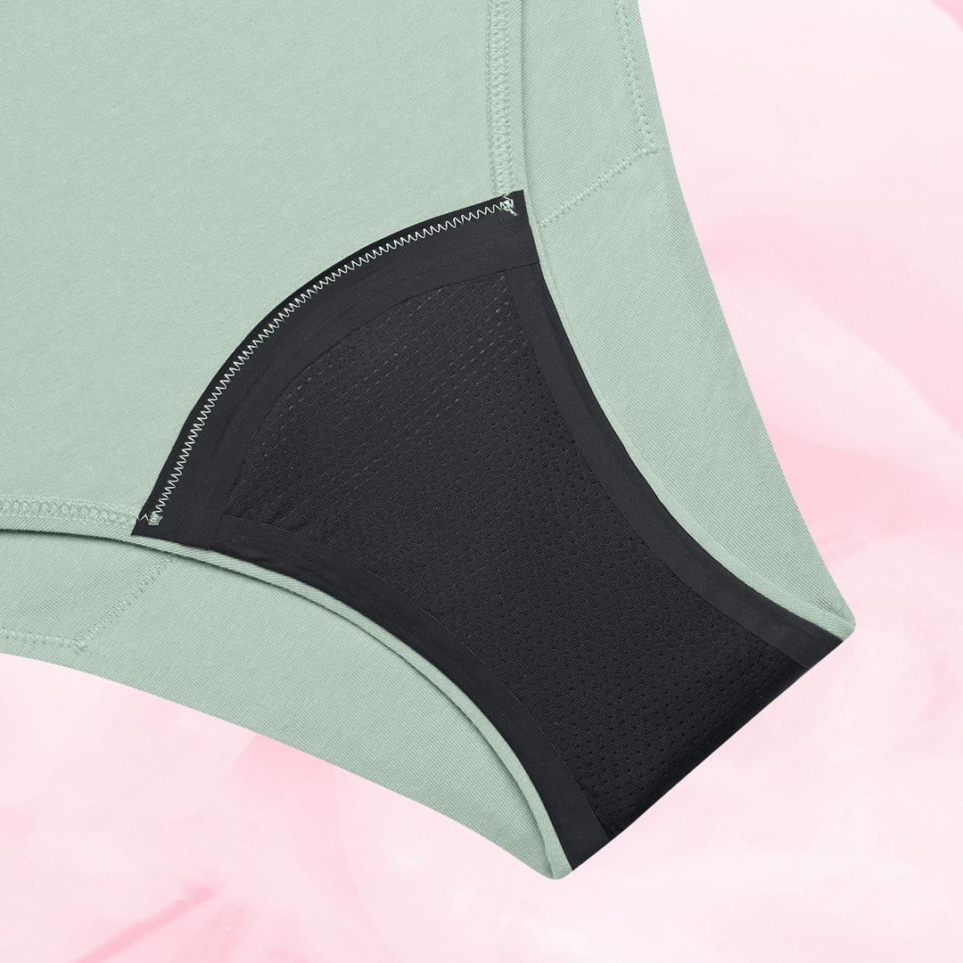 Culotte menstruelle ComfortFit Essentielle Brazilian Heavy avec couture blanche, offrant protection discrète. Conçue pour flux léger, taille haute pour confort optimal.