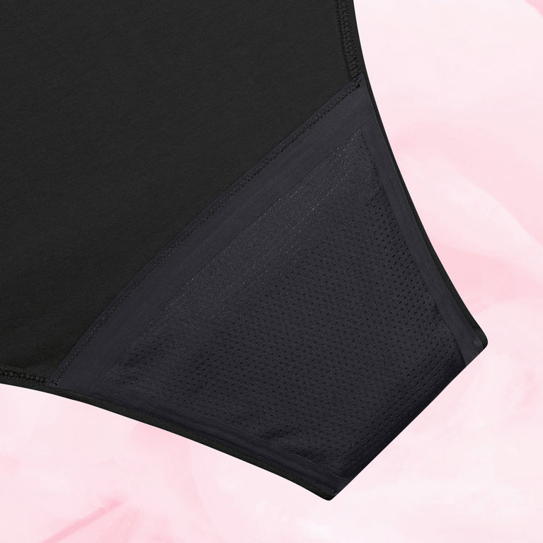 Culotte menstruelle ComfortFit Essentielle Brazilian Heavy, haute taille, avec bande noire, offrant protection discrète et fiable grâce à la technologie TriTech Performance pour flux léger.