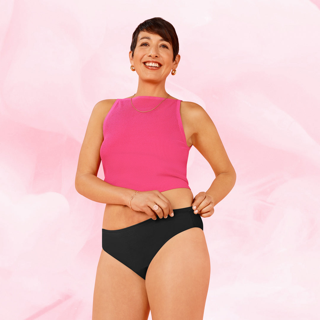Femme portant les culottes menstruelles Essentielle Brazilian Moderate Lot x3, en coton biologique, offrant confort et protection pour flux modéré.