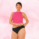 Femme portant les culottes menstruelles Essentielle Brazilian Moderate Lot x3, en coton biologique, offrant confort et protection pour flux modéré.